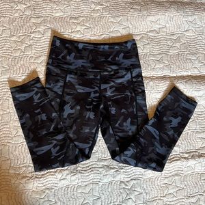Zyia camo light n tight hi rise Capri